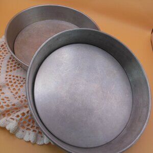 cake pans Set of 2 Wear-ever brand aluminum layer cake pans removeable bottom